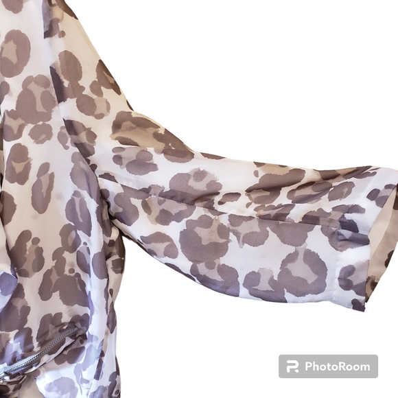 Chico's Travelers NWOT "Dana" gray tan animal print flowy light jacket, large - Picture 6 of 9